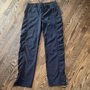 Athleta Women’s Black Cargo Pants. Size 4. Staight leg or cinch at bottom.